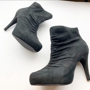 Apostrophe Size 7 Wesley Black Faux Suede Ankle Bootie